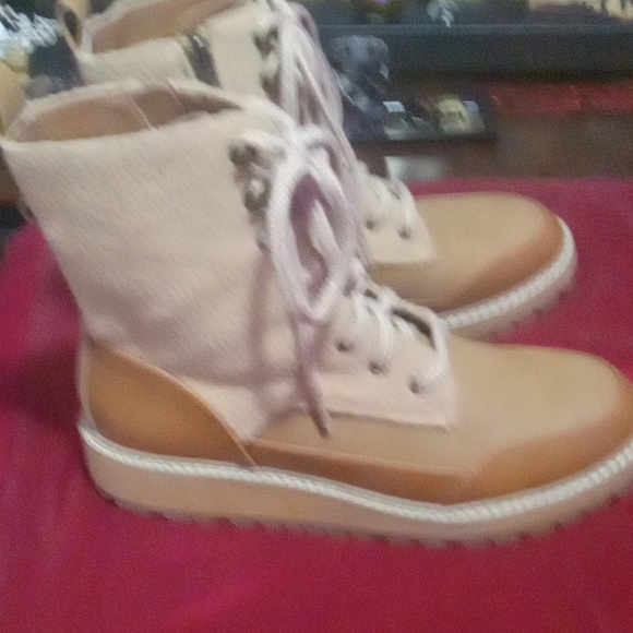 Women's tan boots - Picture 3 of 5